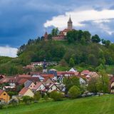 Ein paar Häuser tummeln sich zu Füßen des Berges, auf dessen Spitze sich die Burg befindet. Dieses Ensemble ist nicht selten in der Mitte Deutschlands, doch in Seitenroda, mit der Leuchtenburg als "Königin des Saaletals", ist der Anblick besonders lieblich