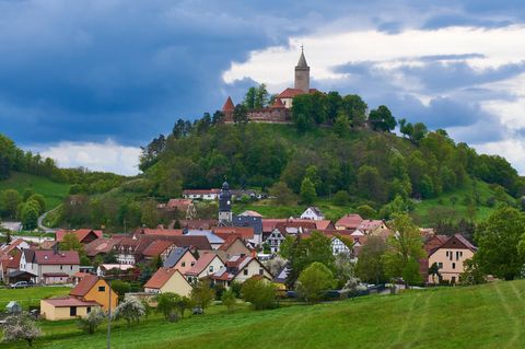 Ein paar Häuser tummeln sich zu Füßen des Berges, auf dessen Spitze sich die Burg befindet. Dieses Ensemble ist nicht selten in der Mitte Deutschlands, doch in Seitenroda, mit der Leuchtenburg als "Königin des Saaletals", ist der Anblick besonders lieblich