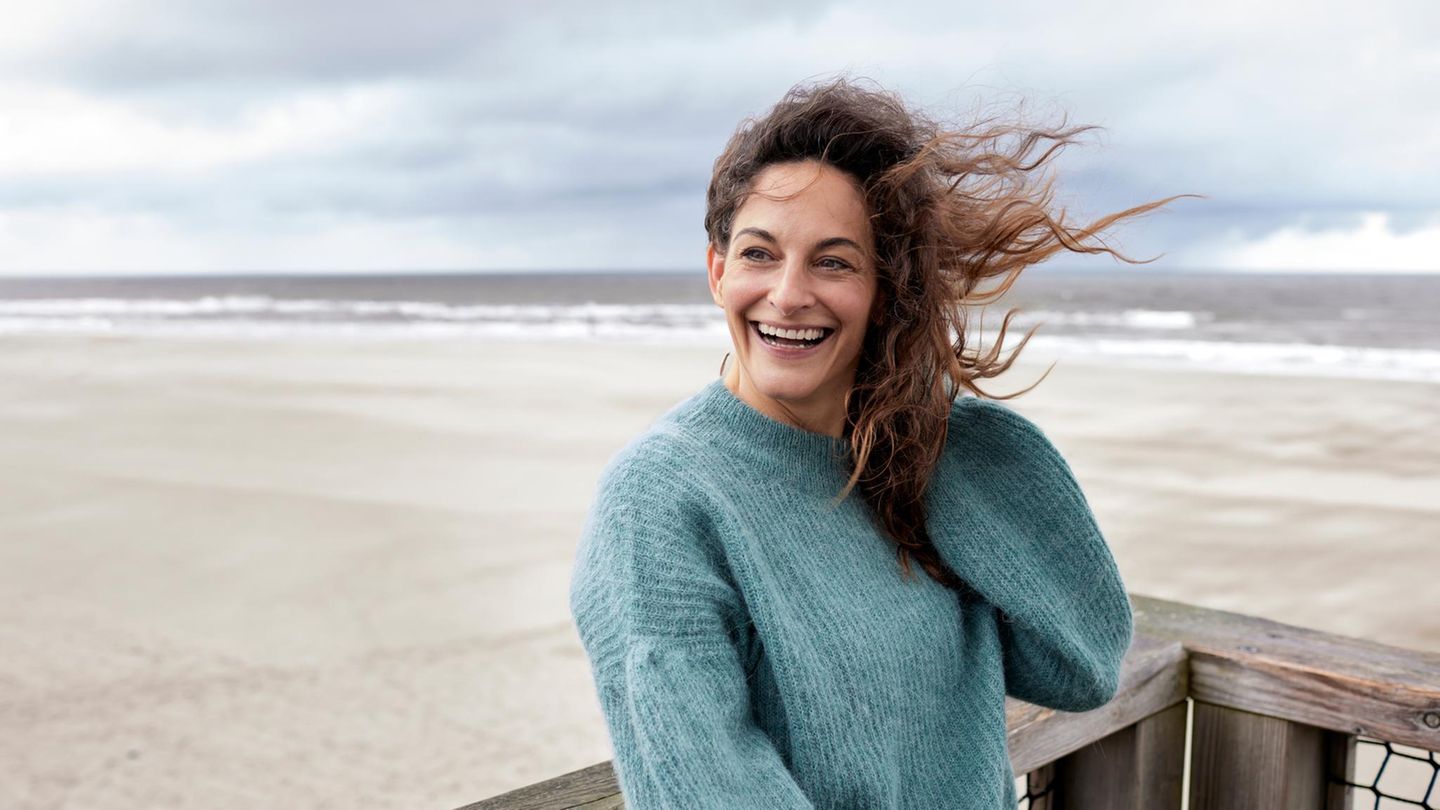 Reiche in Rente mit 40: Frau am Strand