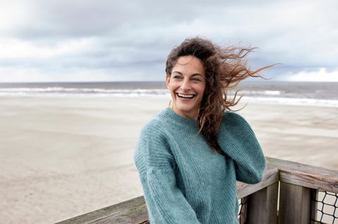 Reiche in Rente mit 40: Frau am Strand