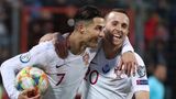 Diogo Jota (r.) spielte auch in der portugiesischen Nationalmannschaft. Mannschaftskapitän Cristiano Ronaldo schrieb zum frühen Tod der Brüder: "Das macht keinen Sinn. Wir waren gerade erst zusammen bei der Nationalmannschaft, du hattest gerade erst geheiratet." Er wünschte dessen Witwe und den drei Kindern alle Kraft der Welt. "Ich weiß, dass du immer bei ihnen sein wirst. Ruht in Frieden, Diogo und André. Wir werden euch alle vermissen."