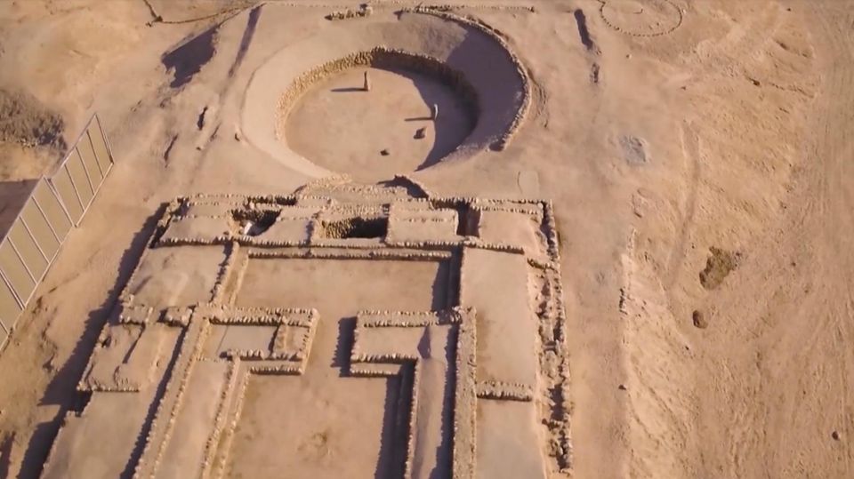 Luftaufnahmen zeigen Umrisse einer ehemaligen Stadt in Peru Stadt, die sich im Sand abzeichnen