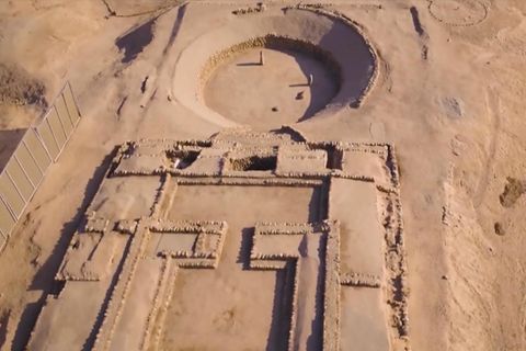 Luftaufnahmen zeigen Umrisse einer ehemaligen Stadt in Peru Stadt, die sich im Sand abzeichnen