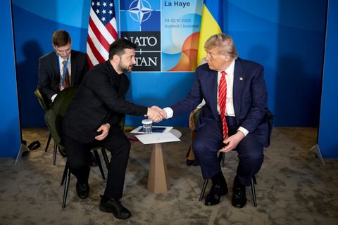 Selenskyj (li.) und Trump am 25. Juni am Rande des Nato-Gipfels