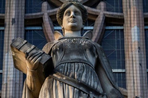 Fall vor Gericht: Steinfigur von Justicia an einem deutschen Gericht. Symbolbild.  © AFP