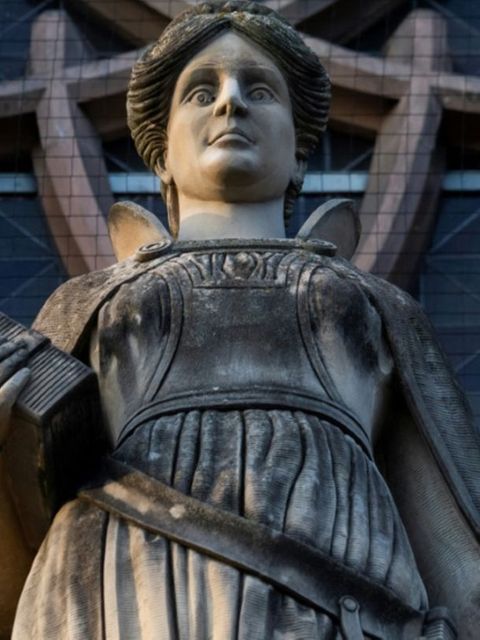 Fall vor Gericht: Steinfigur von Justicia an einem deutschen Gericht. Symbolbild.  © AFP