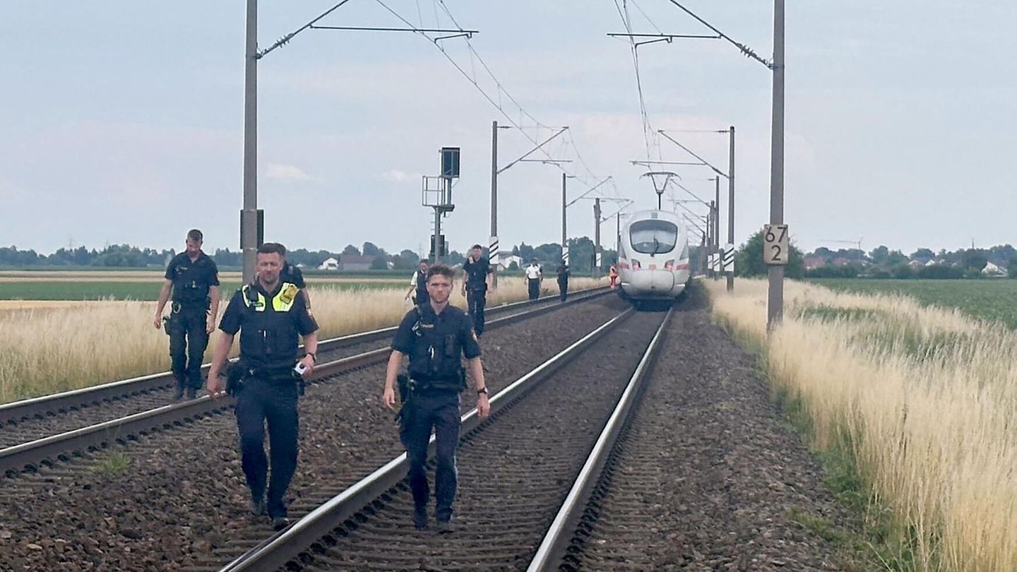 Nach dem Axt-Angriff war die Polizei mit einem Großaufgebot an dem auf freier Strecke stehenden ICE vor Ort
