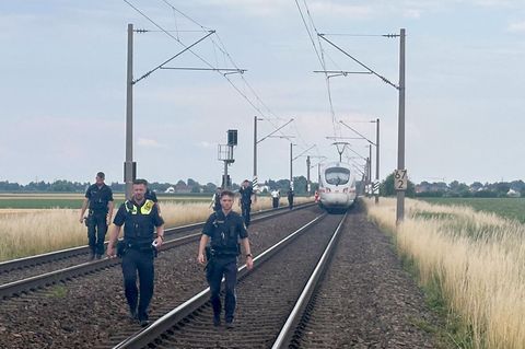 Nach dem Axt-Angriff war die Polizei mit einem Großaufgebot an dem auf freier Strecke stehenden ICE vor Ort