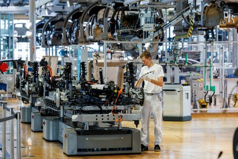 Angestellter in einer Volkswagen-Fabrik in Dresden
