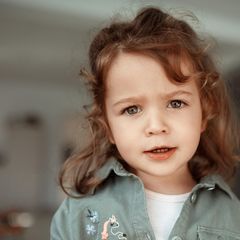 Kinder: Ein Mädchen guckend fragend