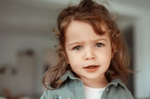 Kinder: Ein Mädchen guckend fragend