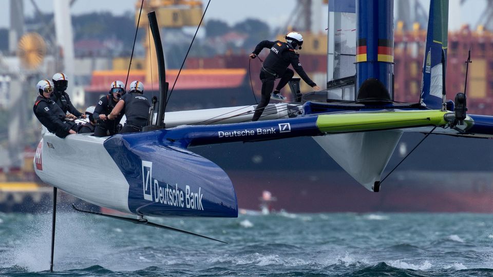 Anna Barth auf einem F50 der SailGP