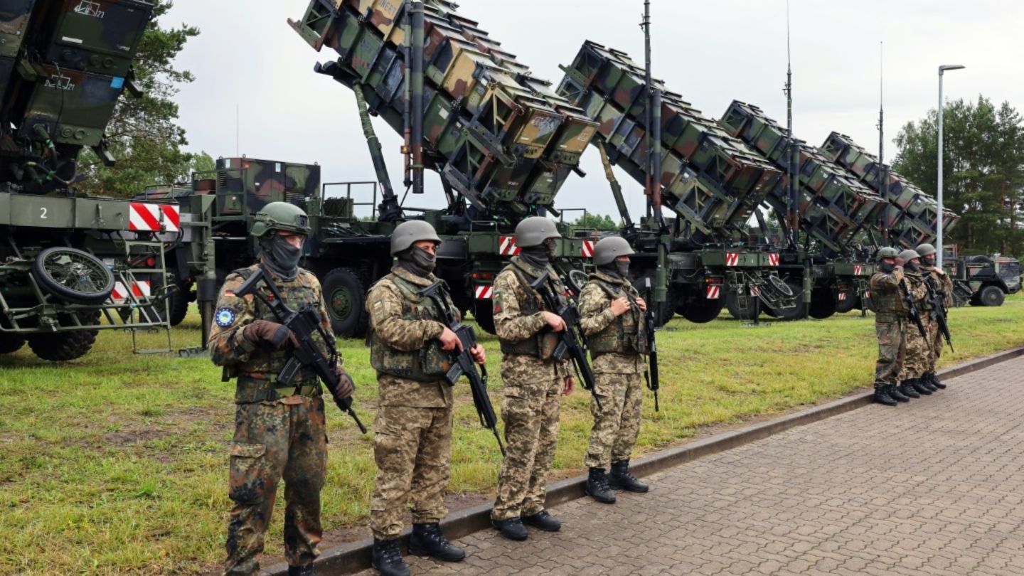 Soldaten vor Patriot-Batterien zur Flugabwehr