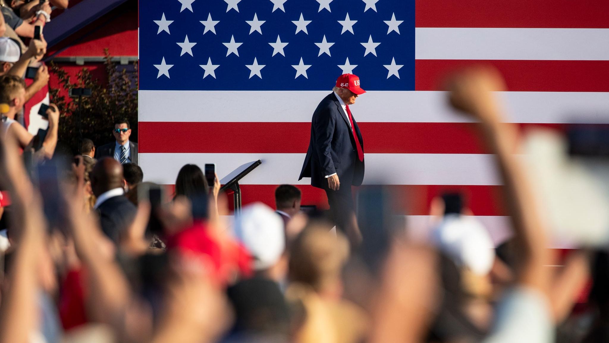 Donald Trump auf der Bühne vor Publikum