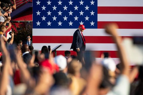 Donald Trump auf der Bühne vor Publikum