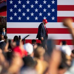 Donald Trump auf der Bühne vor Publikum