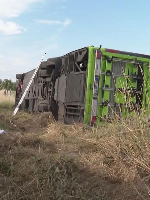 der umgekippte Flixbus nach dem Unfall auf der A19