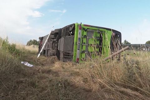 der umgekippte Flixbus nach dem Unfall auf der A19