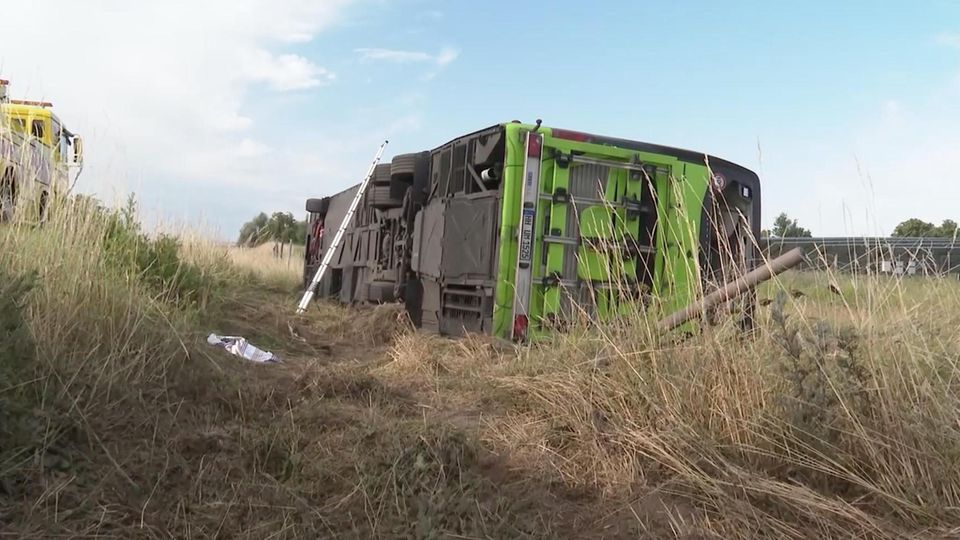der umgekippte Flixbus nach dem Unfall auf der A19 der umgekippte Flixbus nach dem Unfall auf der A19