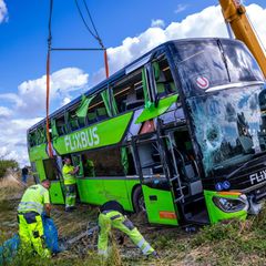 Per Kran sollte der verunfallte Bus geborgen werden. Foto: Jens Büttner/dpa