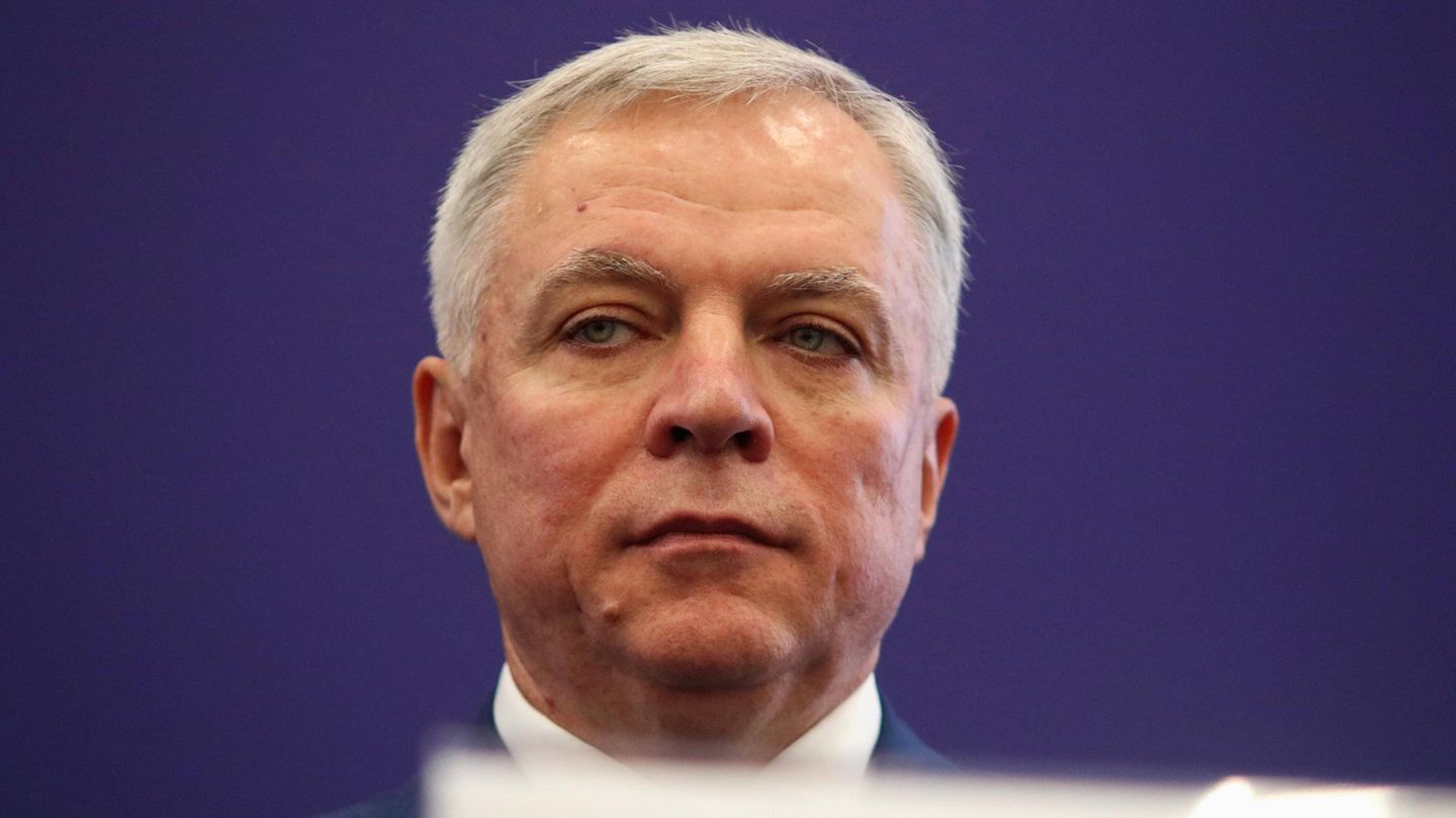 Russia: Oil manager falls out of the 17th floor and dies