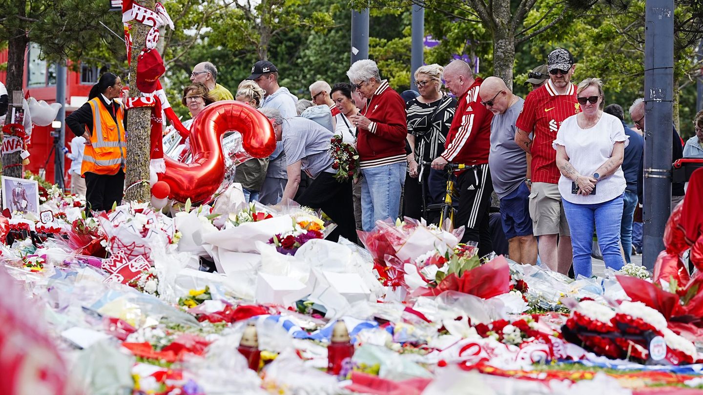 Diogo Jotas Tod wühlt nicht nur seine Mannschaftskameraden, sondern auch die Fans des Liverpool FC auf. Am Anfield-Stadion legen sie Blumen nieder und sind in ihrer Trauer nicht allein