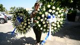 Eine Frau liefert Blumen vom FC Porto zur Totenwache in Gondomar. Für den Klub spielte Diogo Jota in der Saison 2016/17