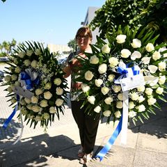 Eine Frau liefert Blumen vom FC Porto zur Totenwache in Gondomar. Für den Klub spielte Diogo Jota in der Saison 2016/17