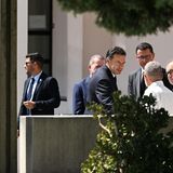 Selbst Portugals Ministerpräsident Luis Montenegro (3.v.l) kommt vor der Totenwache für Diogo Jota an der Kapelle in Gondomar an