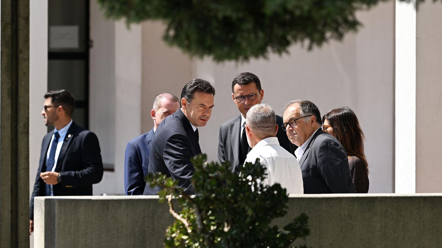 Selbst Portugals Ministerpräsident Luis Montenegro (3.v.l) kommt vor der Totenwache für Diogo Jota an der Kapelle in Gondomar an