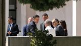 Selbst Portugals Ministerpräsident Luis Montenegro (3.v.l) kommt vor der Totenwache für Diogo Jota an der Kapelle in Gondomar an