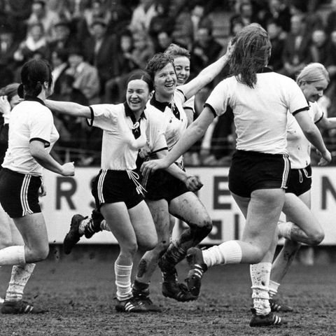 Goal celebration in women's football 70s