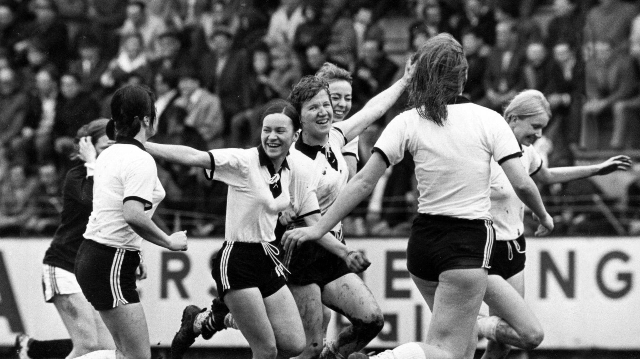 Torjubel im Frauenfußball 70er Jahre
