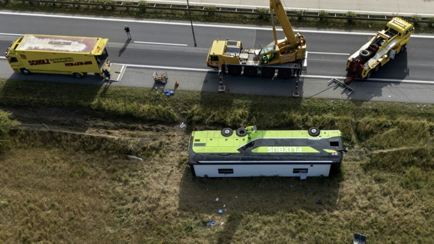 Umgekippter Flixbus bei Röbel