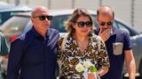 Joaquim (l.), Vater der verunglückten Brüder, kommt am Freitag mit weiteren Verwandten zur Totenwache in Gondomar