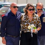 Joaquim (l.), Vater der verunglückten Brüder, kommt am Freitag mit weiteren Verwandten zur Totenwache in Gondomar