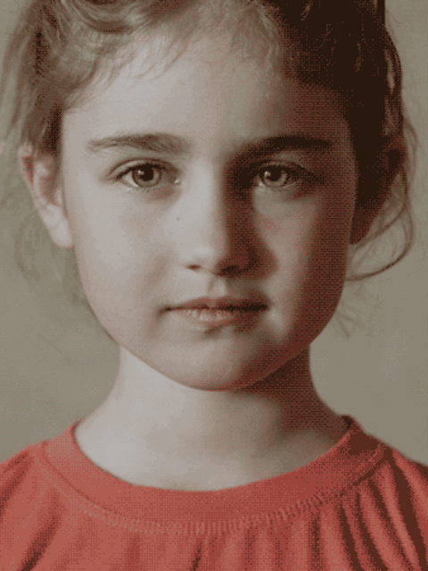 Ein Mädchen blickt in die Kamera