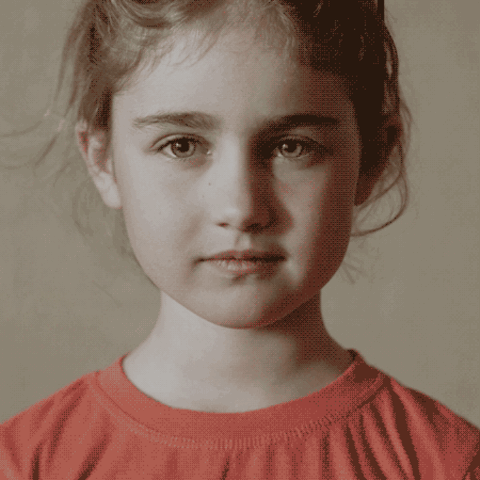 Ein Mädchen blickt in die Kamera