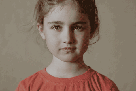 Ein Mädchen blickt in die Kamera