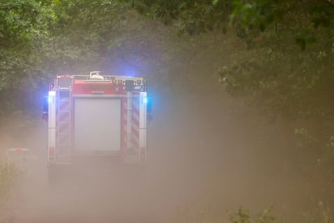 Feuerwehrauto bei einem Waldbrand