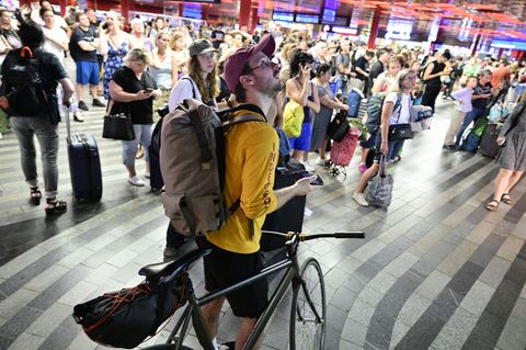 Passagiere in Prag in Tschechien während eines Stromausfalls