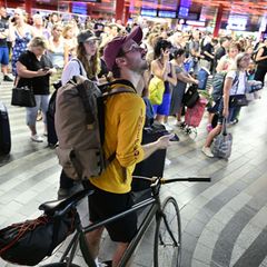 Passagiere in Prag in Tschechien während eines Stromausfalls