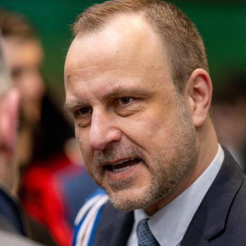 Peter Neumann schaut in die Kamera