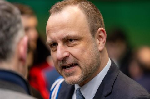 Peter Neumann schaut in die Kamera