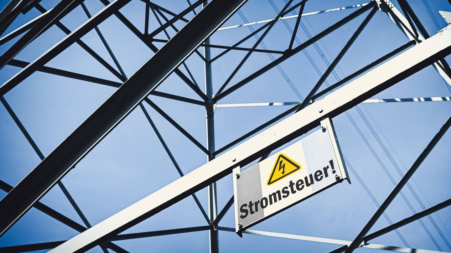 Ein Schild mit der Aufschrift Stromsteuer ist an einem Strommasten angebracht