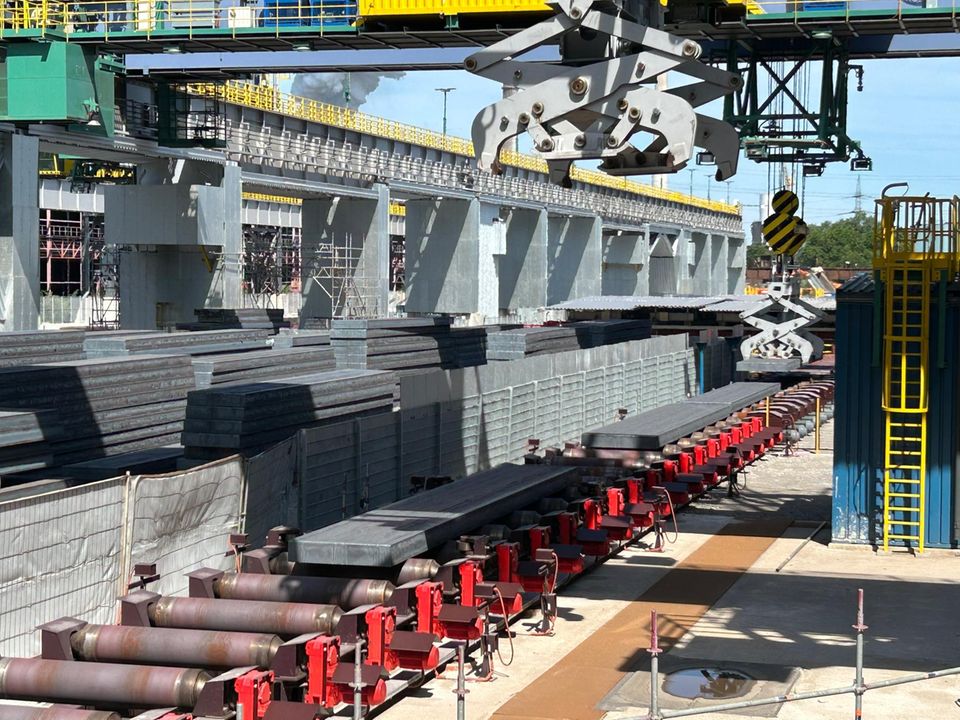 Filling air: The hot bridges are stored outside for further processing