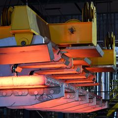 Brammen in der neuen Thyssenkrupp-Anlage Duisburg: Später werden die Stahlblöcke zu Stahlblech gewalzt