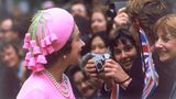 Die Queen 1977 mit pinkfarbenem Hut, an dem Bommeln hängen