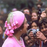 Die Queen 1977 mit pinkfarbenem Hut, an dem Bommeln hängen