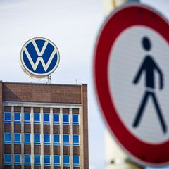 Das Schild am VW-Hauptsitz spiegelt symbolisch den unvermeidlichen Abgang von Personalvorstand Kilian wider. Foto: Moritz Franke